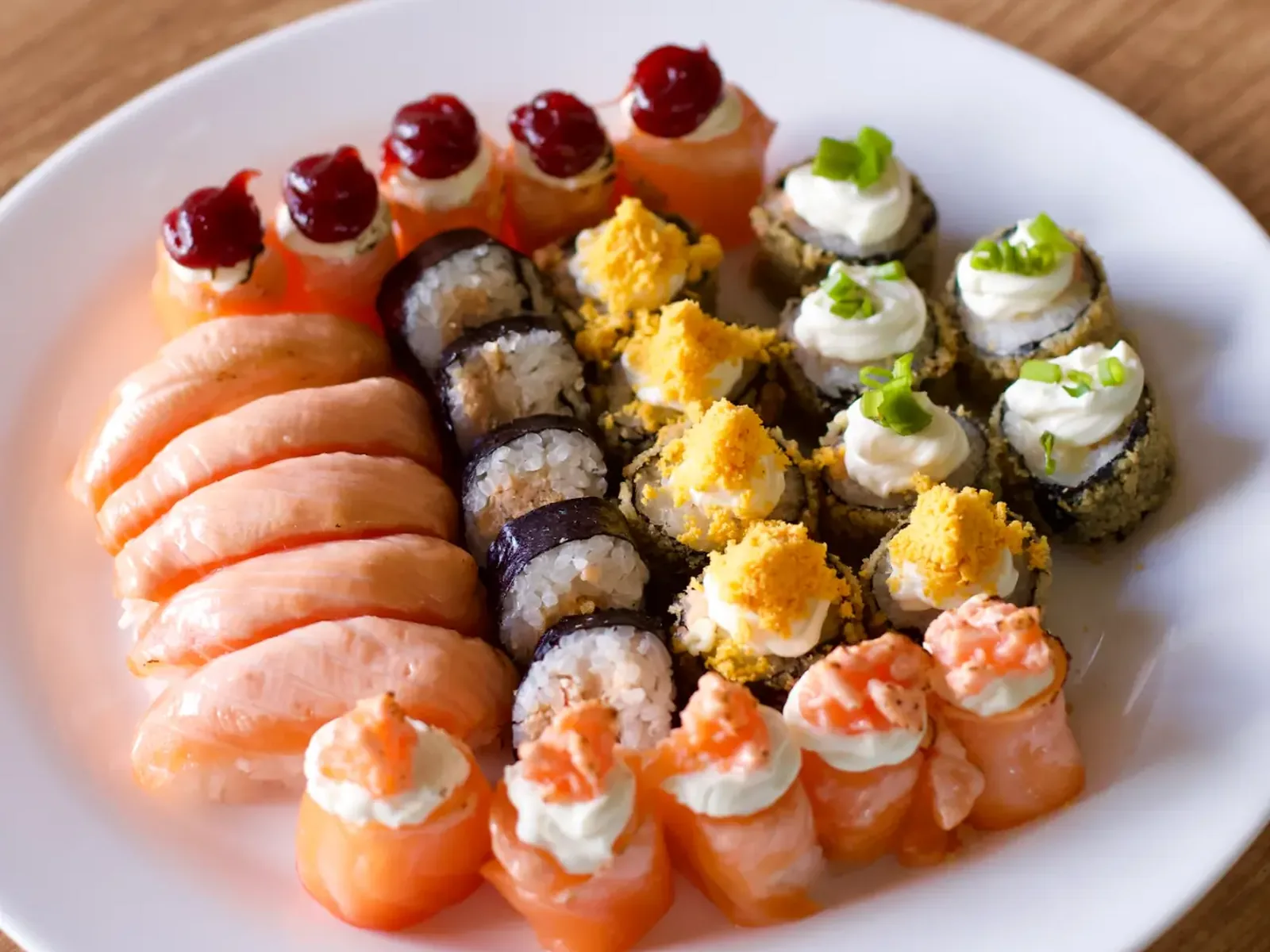 Variedade de sushis, sashimis e temaki servidos no rodízio japonês do Nuboa Sushi