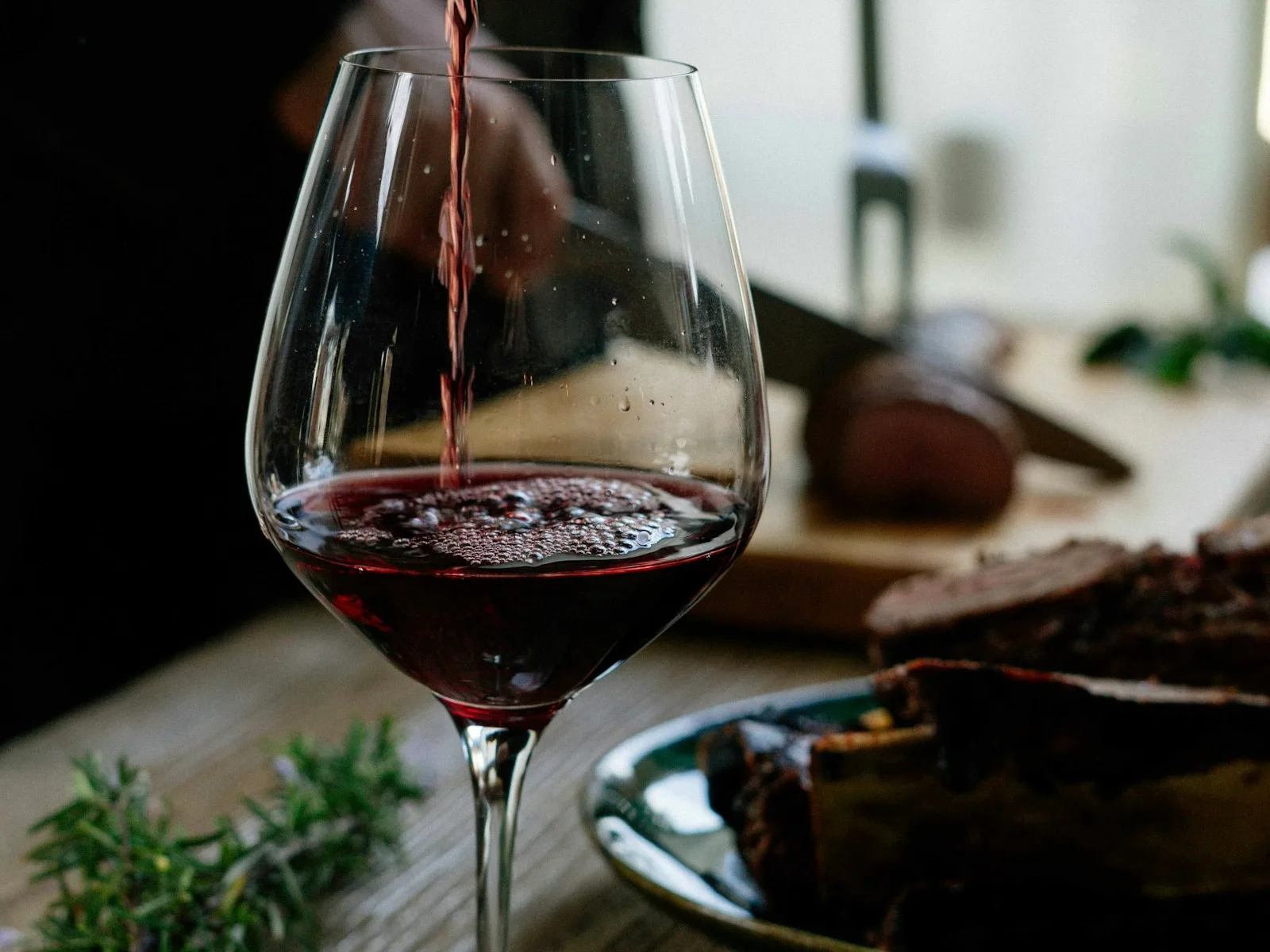 Taça de vinho tinto servida em mesa de restaurante