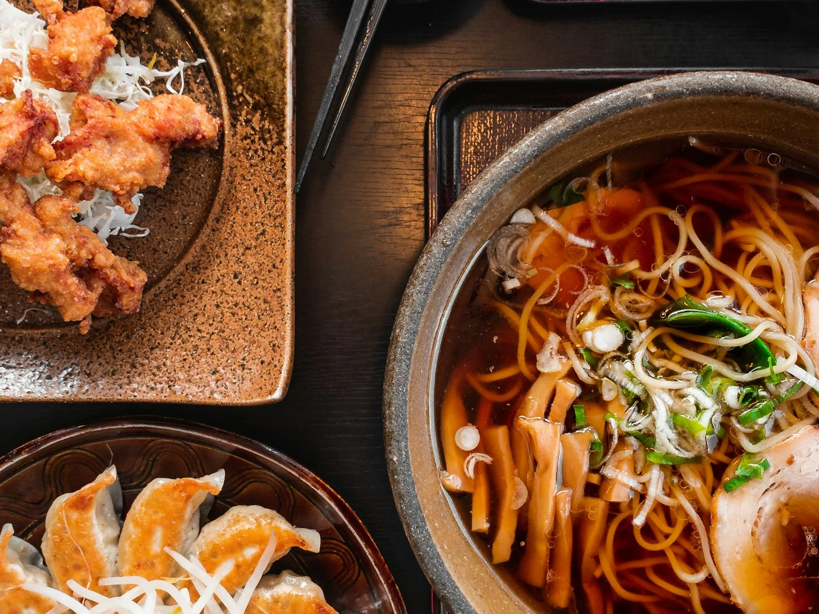 Mesa com pratos quentes da cozinha japonesa