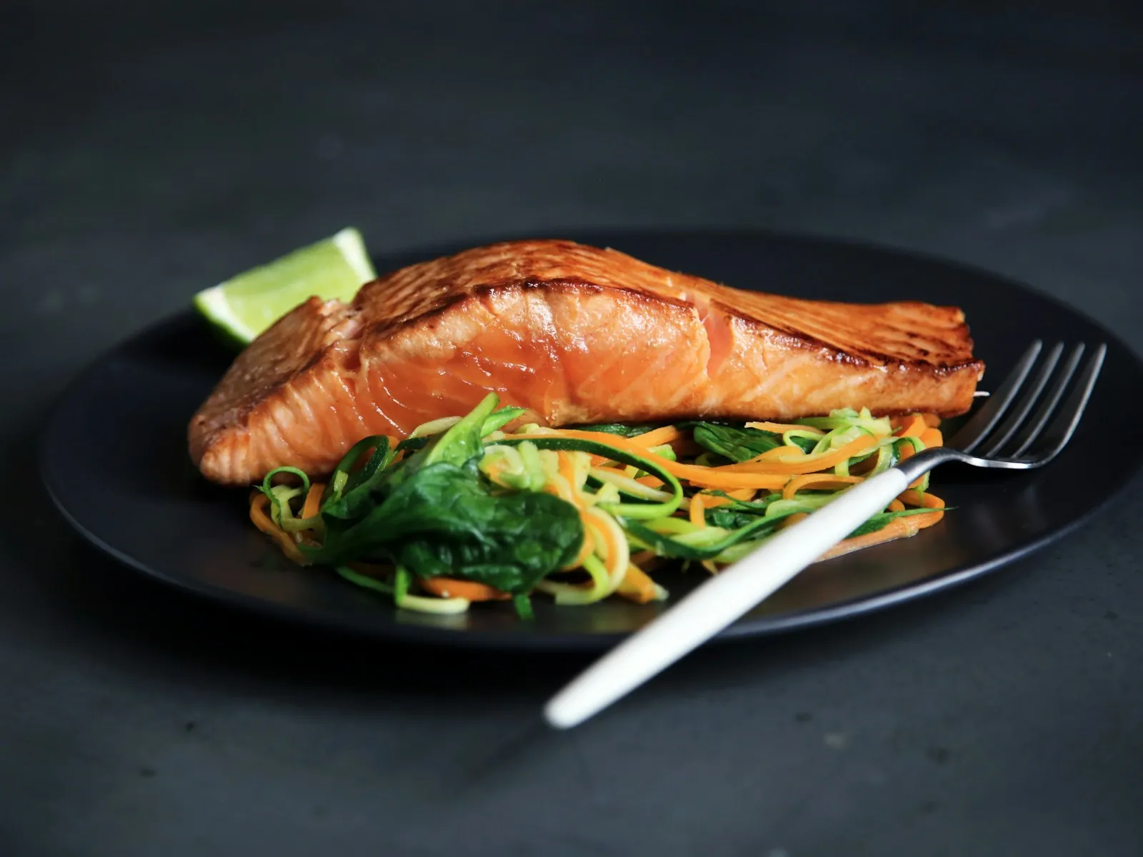 Salmão com Legumes — Acompanha legumes na manteiga