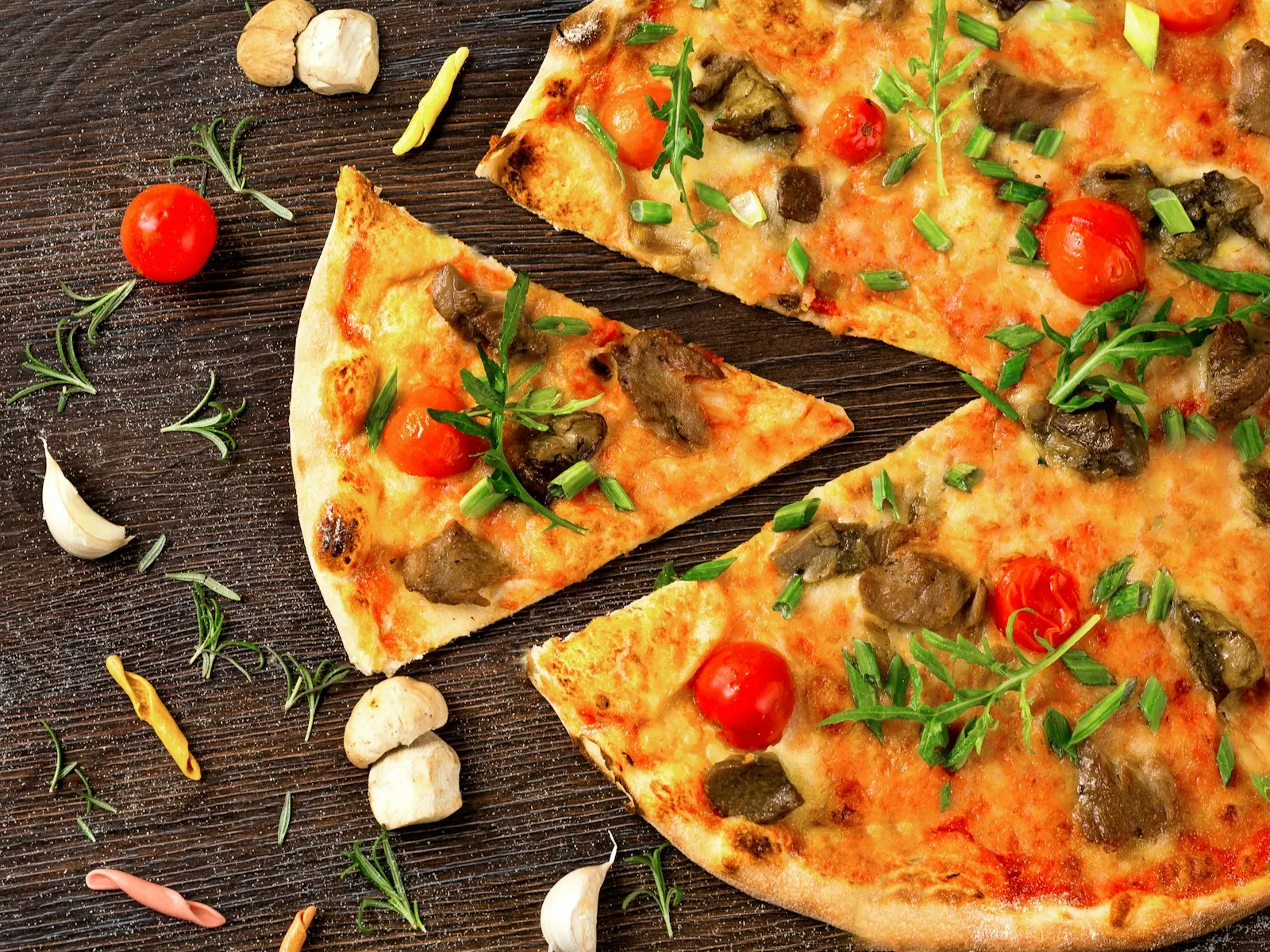 Pizza de Salmão — Molho, mussarela, salmão, tomate, pimenta biquinho e cream cheese