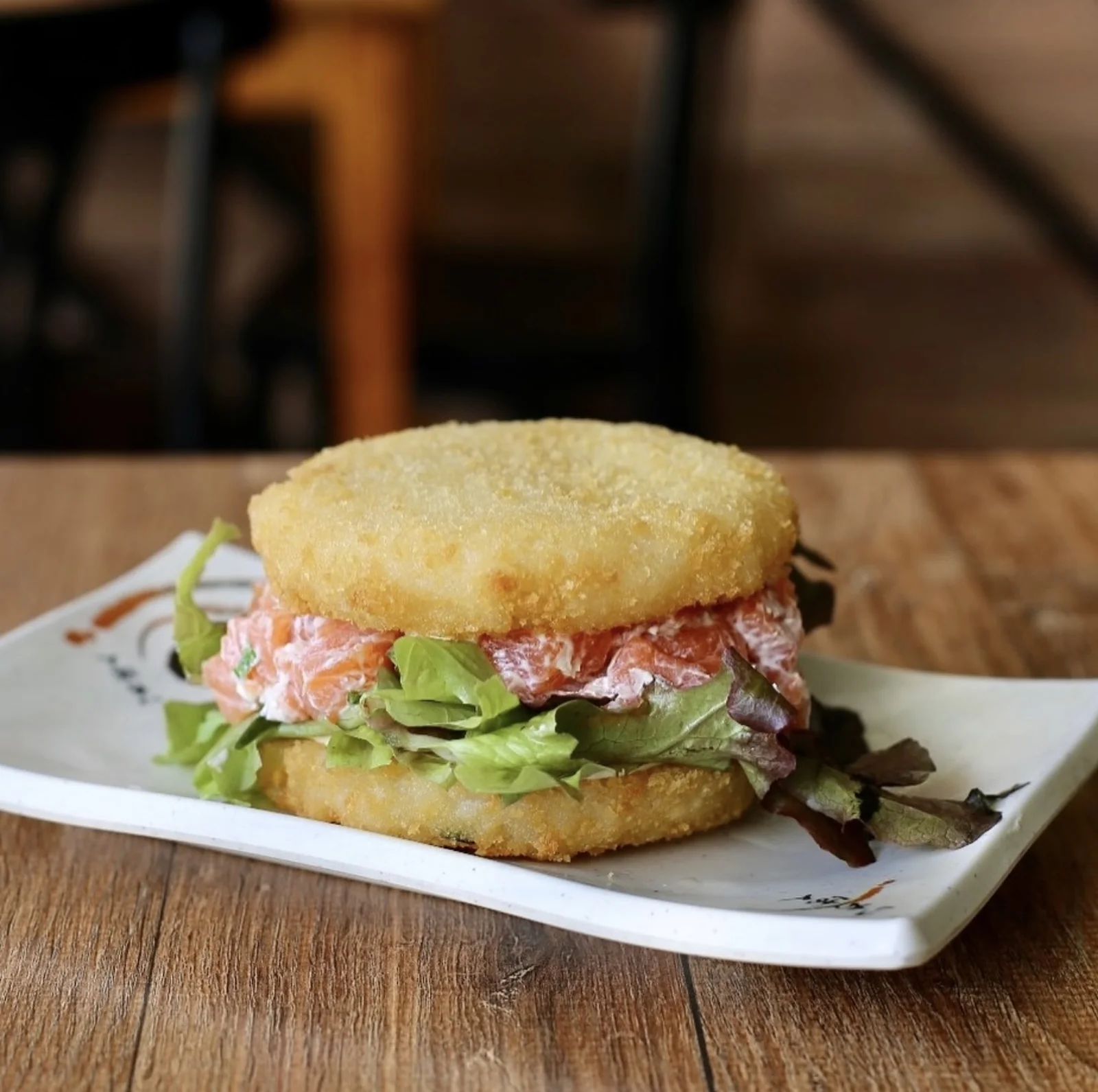 Sushi Burguer — Salmão, cream cheese, alface e arroz empanado e frito