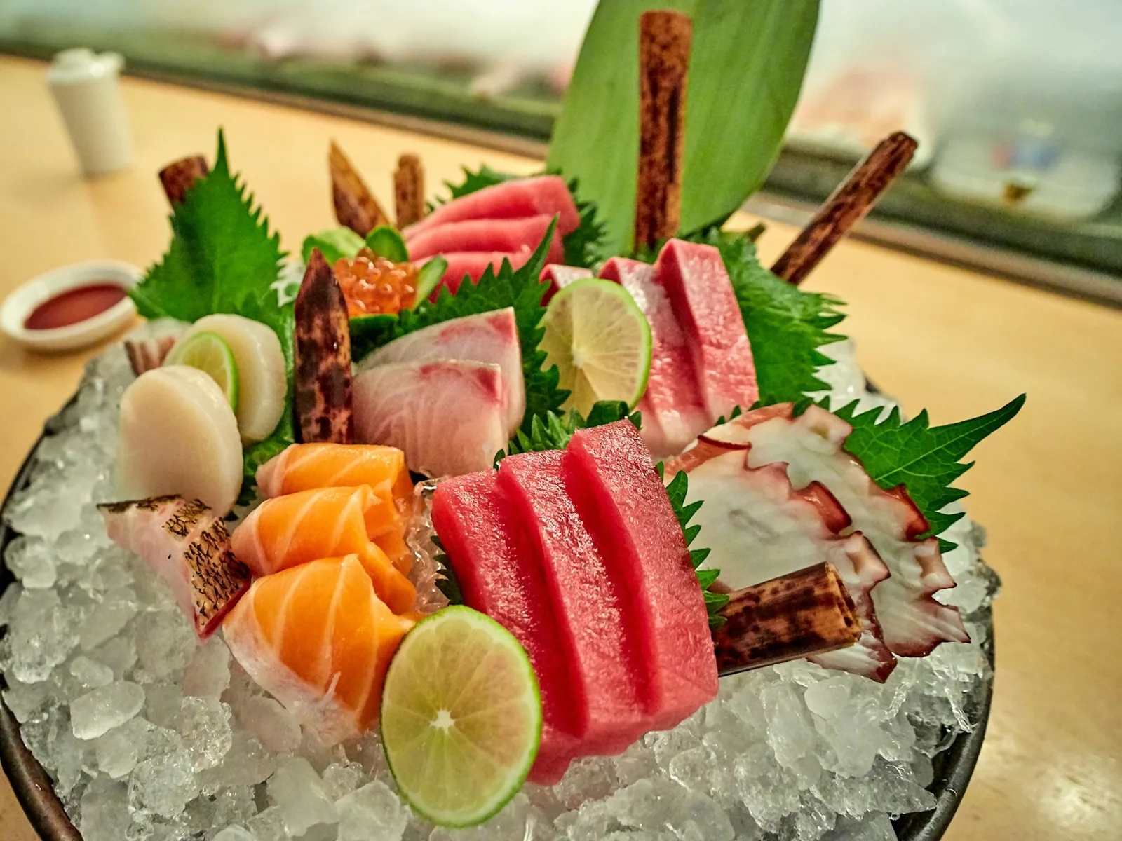 Travessa de sashimis e sushis frescos servidos sobre gelo